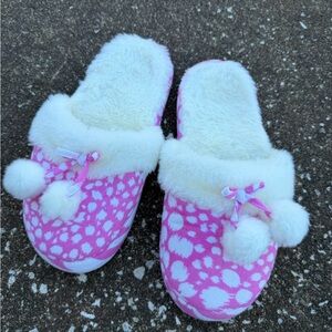 Victorias Secret Pink and White Fuzzy Slippers. Size M. NEW